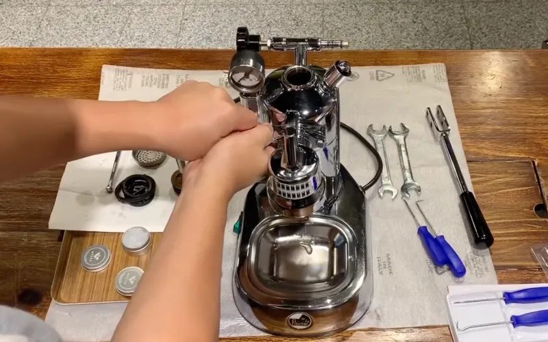 Odkręcenie śrub głowicy ekspresu