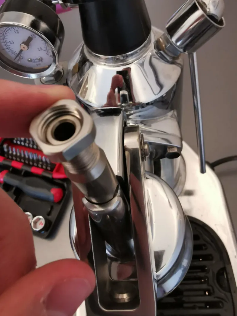 Wkładanie nakrętki tłoka