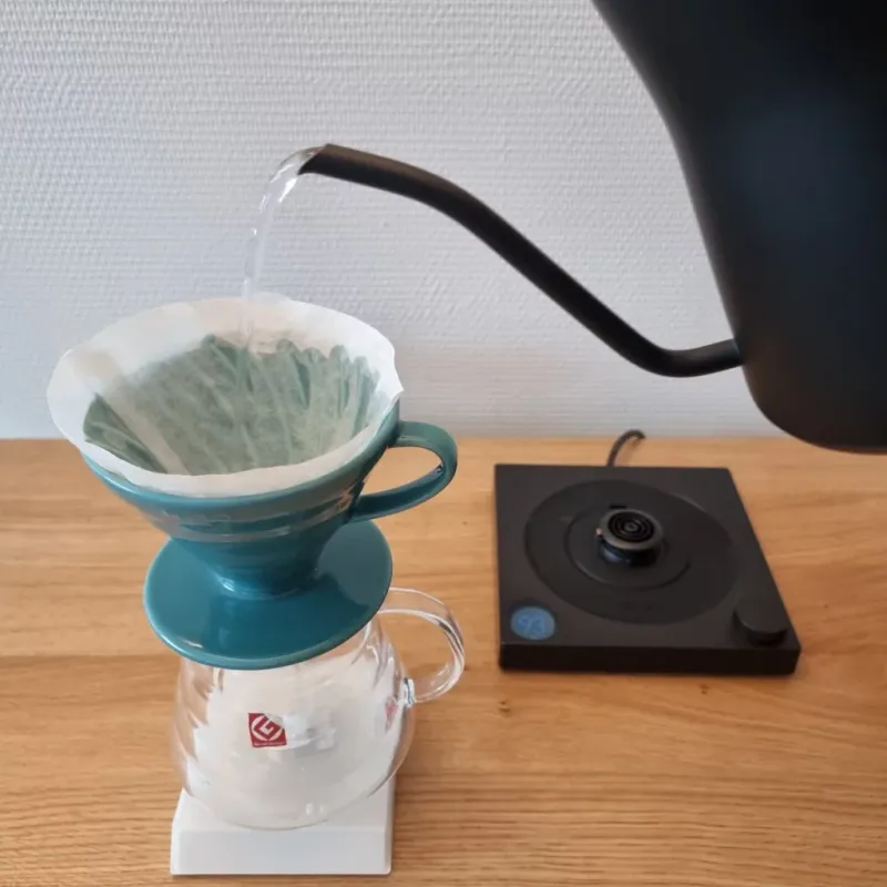 Nalewanie V60 czajnikiem Fellow Stagg EKG