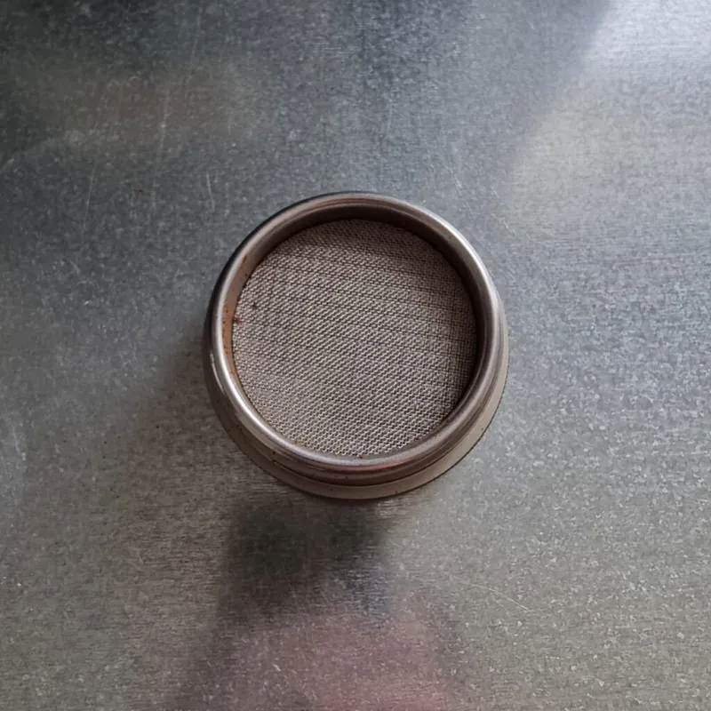 Ubijanie kawy w filtrze Picopresso tamperem