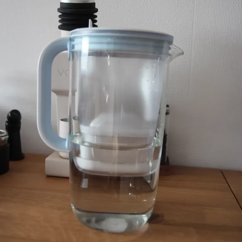 Stary plastikowy dzbanek filtrujący Brita Fjord