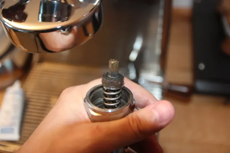 Odkręcanie zaworu pre-infuzji