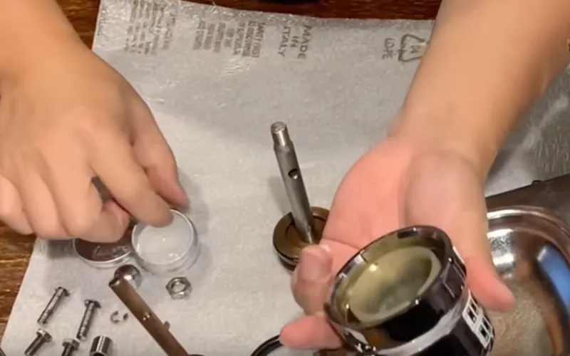 Smörjning av kolvkroppens insida