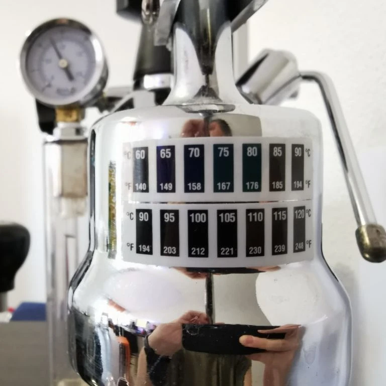 Självhäftande termometer på La Pavoni-kolv