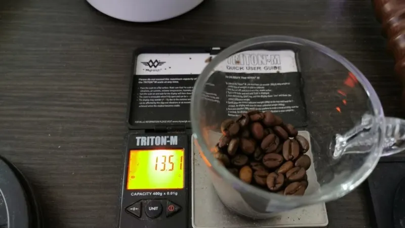 Vägning av kaffe före malning