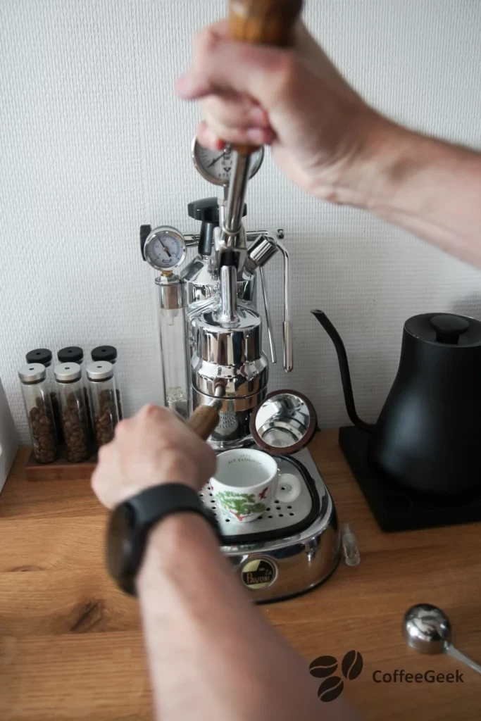 Förberedelse av espresso med La Pavoni