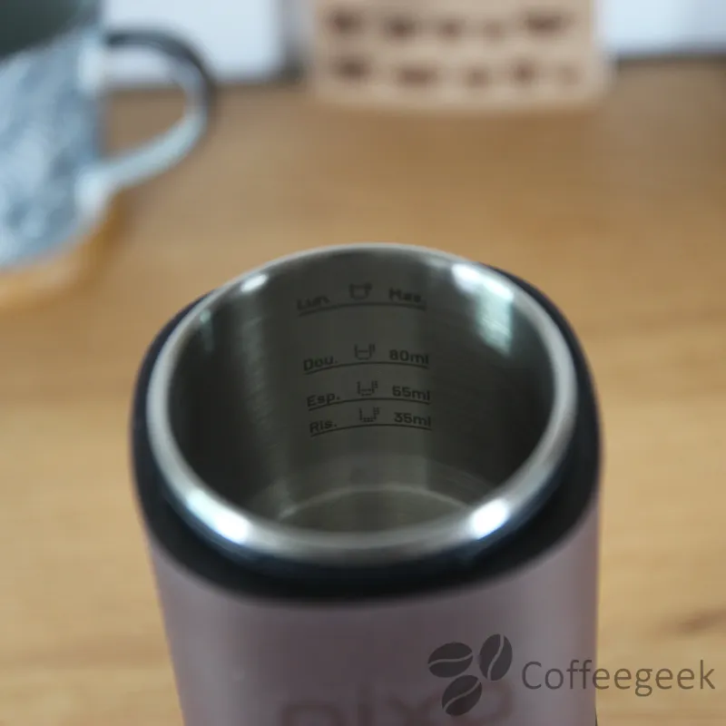 Vattenbehållaren i rostfritt stål med graderingar