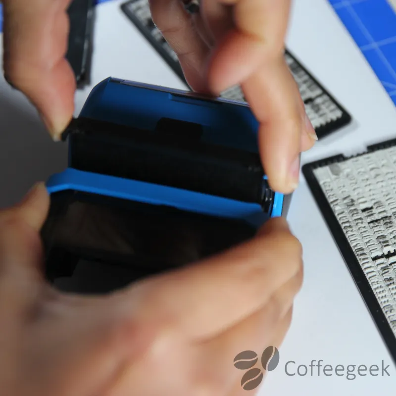 Installation av bläckpatronen i stämpeln